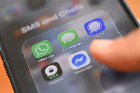 Was tun - eine SMS schicken oder doch lieber einen Chatdienst nutzen? Foto: Wolf von Dewitz/dpa