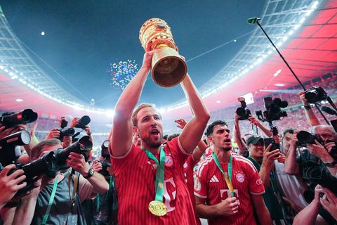 Harry Kane jubelt mit dem DFB-Pokal. Foto: Michael Kappeler/dpa