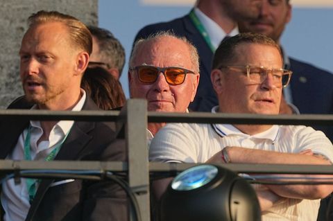 Max Eberl (r) verfolgt das Pokalfinale auf der Tribüne. Links hinter ihm ist Ehrenpräsident Uli Hoeneß. Foto: Michael Kappeler/d