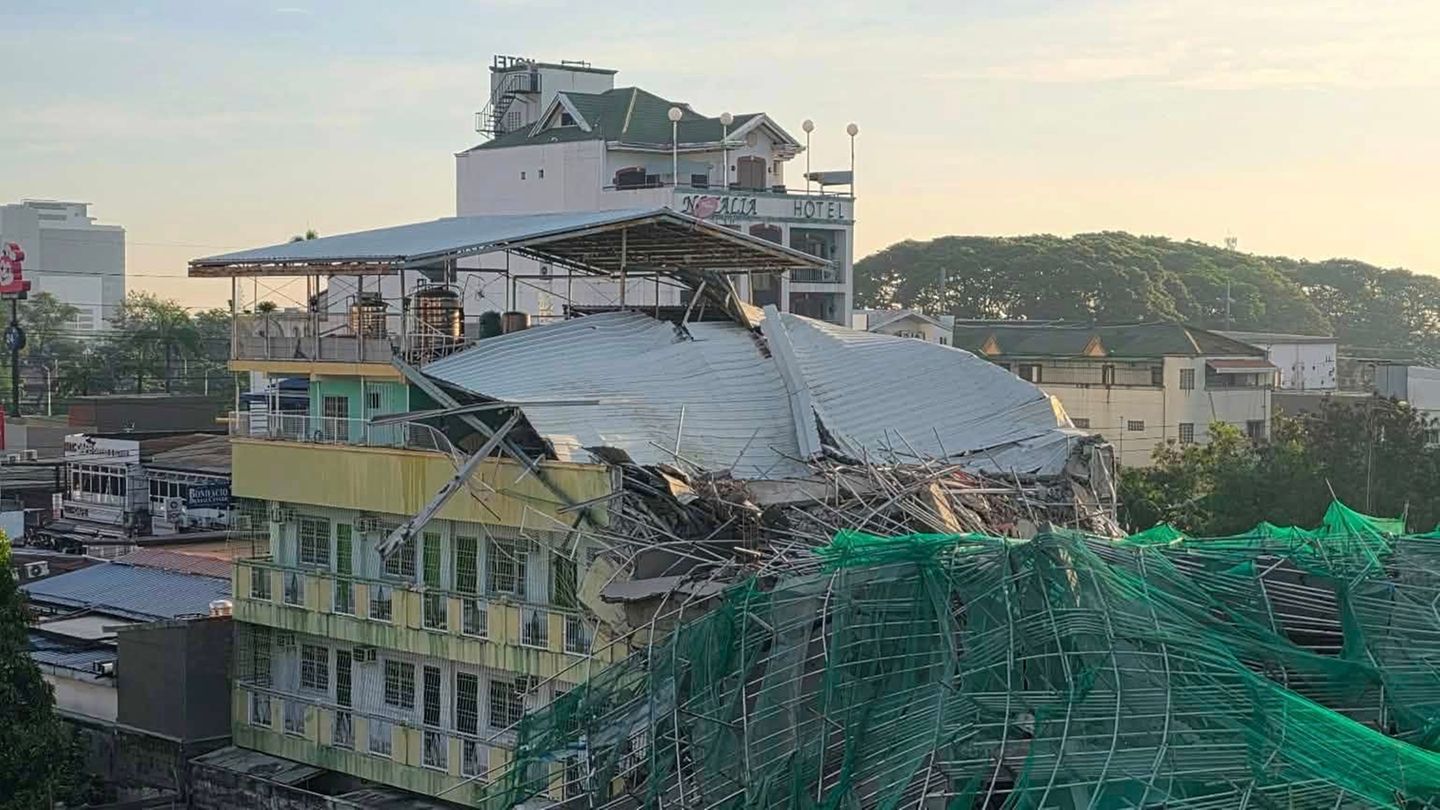 Das eingestürzte Gebäude hat sich noch im Bau befunden. Foto: -/Informationsbüro von Angeles City/XinHua/dpa