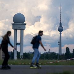Auf dem weitläufigen Tempelhofer Feld, das früher ein Flughafen war, gehen Menschen vielfältigen Freizeitaktivitäten nach. (Arch
