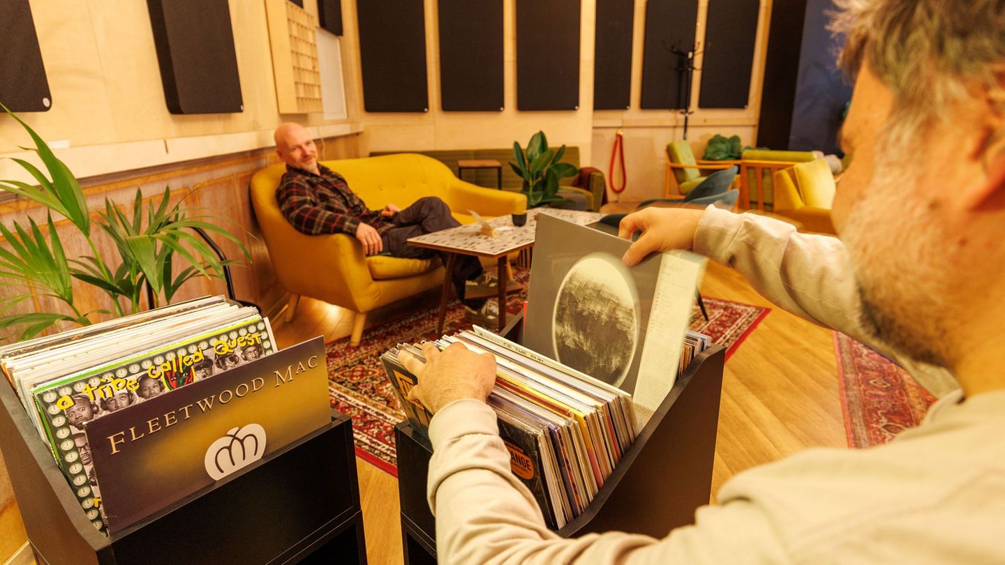 Das OWLs gehört zu den ersten Listening Bars in Deutschland. (Archivbild) Foto: Friso Gentsch/dpa