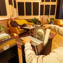 Das OWLs gehört zu den ersten Listening Bars in Deutschland. (Archivbild) Foto: Friso Gentsch/dpa
