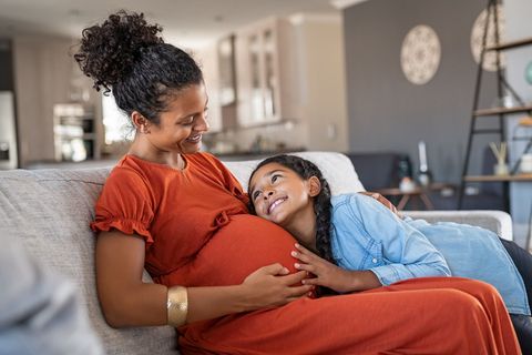 Einmal Kaiserschnitt – immer Kaiserschnitt? Studien zeigen: Es gibt ein gewisses Risiko, allerdings ist eine Spontangeburt nach einem Kaiserschnitt alles andere als ausgeschlossen.