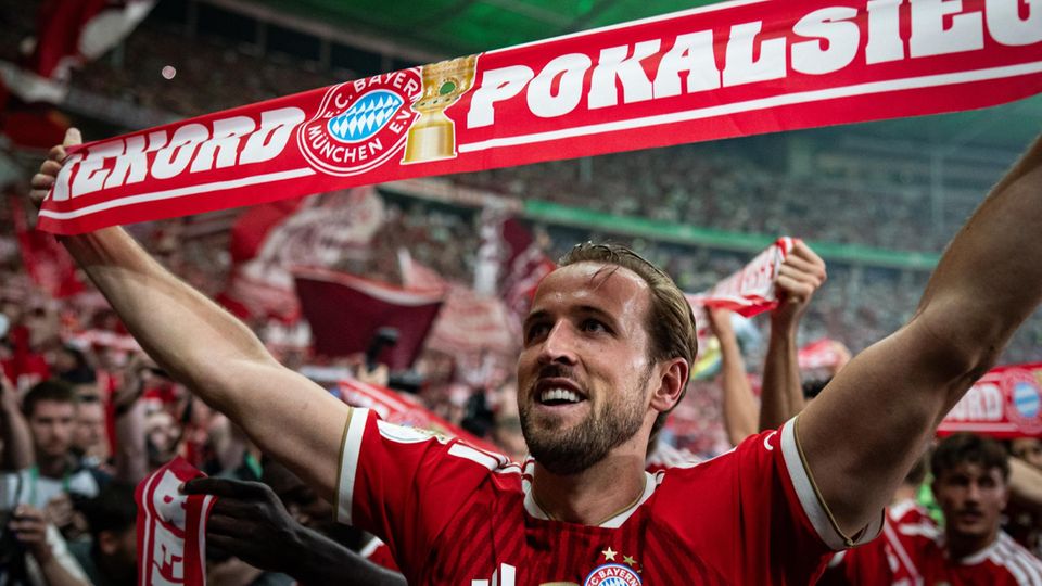 DFB-Pokal Harry Kane mit Fanschal