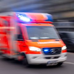 Ein 50-Jähriger wird bei einem Unfall in Hildesheim schwer verletzt. (Symbolbild) Foto: Monika Skolimowska/dpa