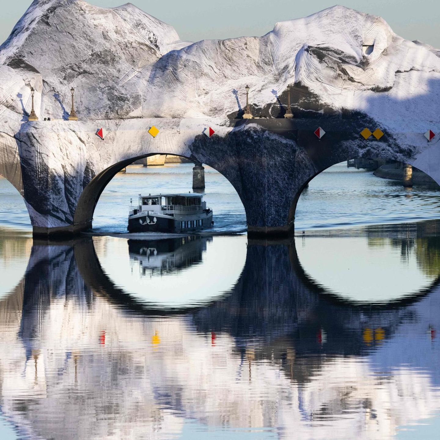 Paris, Frankreich. Die Pont Neuf, die älteste Brücke der französischen Hauptstadt, ist wieder ein Kunstwerk. „The Pont Neuf’s Cave“ heißt die Installation des Fotografen und Straßenkünstlers JR – eine Hommage an Christos Verhüllung der Brücke von 1985.