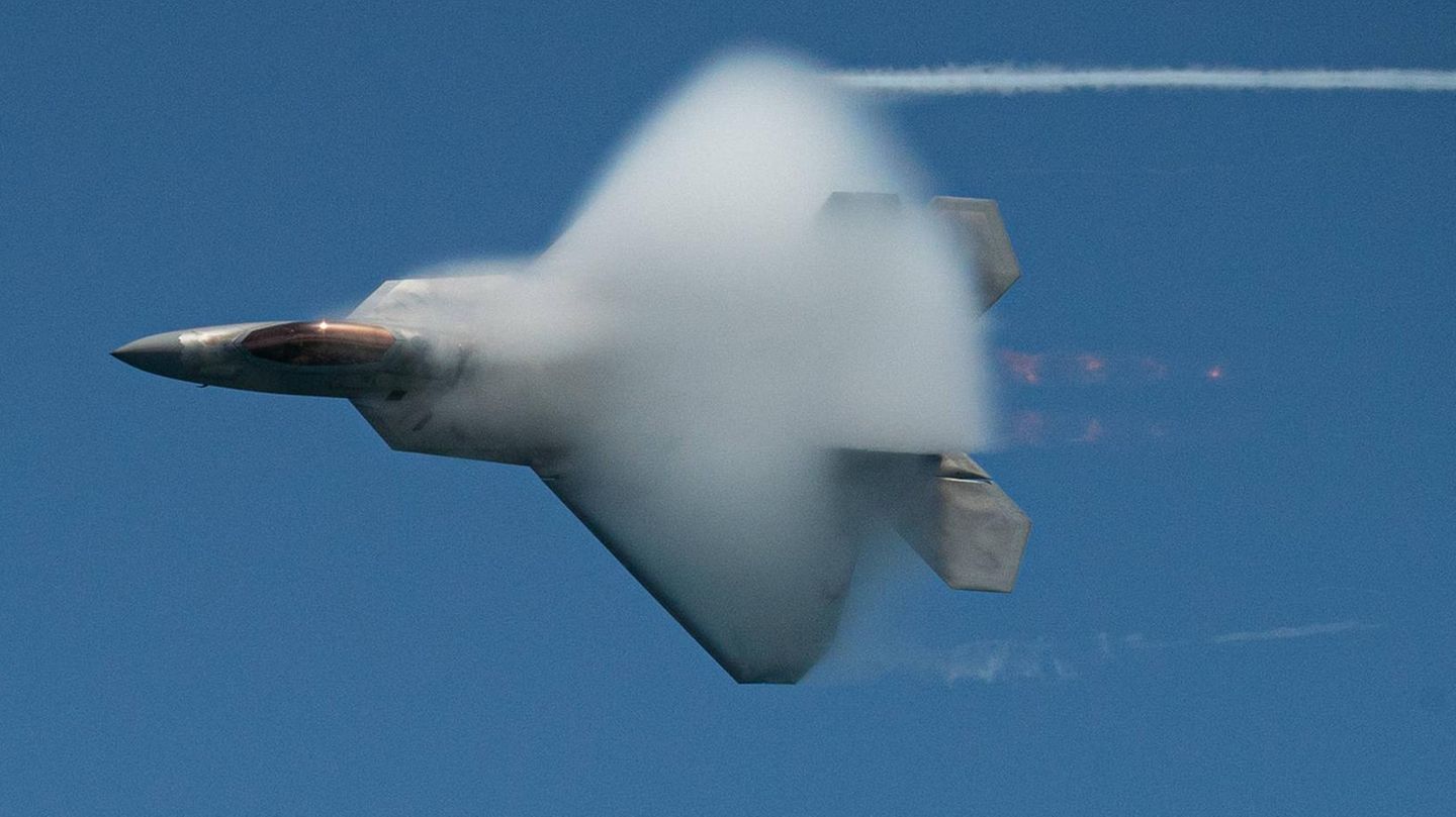 Miami, USA. Der Memorial Day ist ein Feiertag, an dem die Vereinigten Staaten ihrer Soldaten gedenken, und da darf eine zünftige Flugschau nicht fehlen. Hier durchbricht eine F-22 Raptor gerade die Schallmauer.
