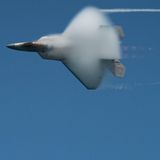 Miami, USA. Der Memorial Day ist ein Feiertag, an dem die Vereinigten Staaten ihrer Soldaten gedenken, und da darf eine zünftige Flugschau nicht fehlen. Hier durchbricht eine F-22 Raptor gerade die Schallmauer.