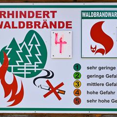 Waldbrandstufe 4 herrscht derzeit in vier Landkreisen im Süden Brandenburgs. Die Waldbrandzentralen sind besetzt, um frühzeitig
