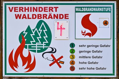 Waldbrandstufe 4 herrscht derzeit in vier Landkreisen im Süden Brandenburgs. Die Waldbrandzentralen sind besetzt, um frühzeitig