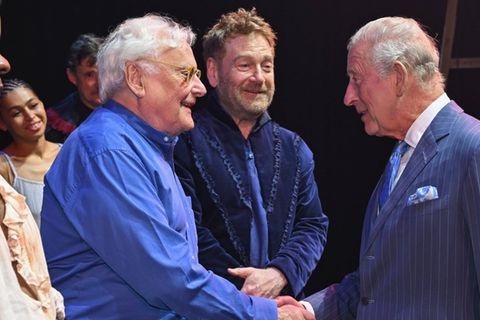 König Charles III im Gespräch mit Regisseur Richard Eyre (l.) und Schauspieler Kenneth Branagh.