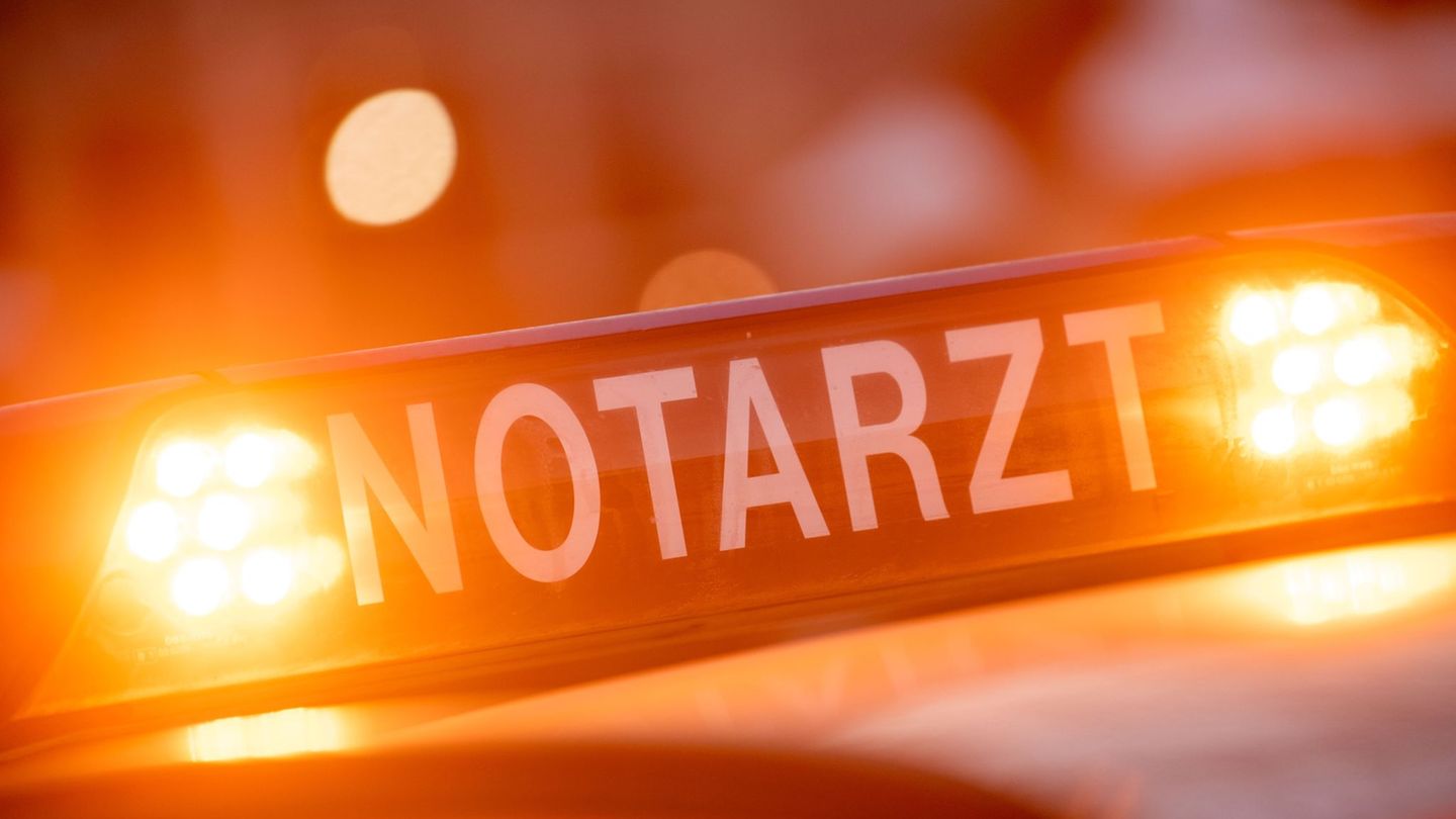 Der Radfahrer kam in ein Krankenhaus. (Symbolbild) Foto: Lino Mirgeler/dpa