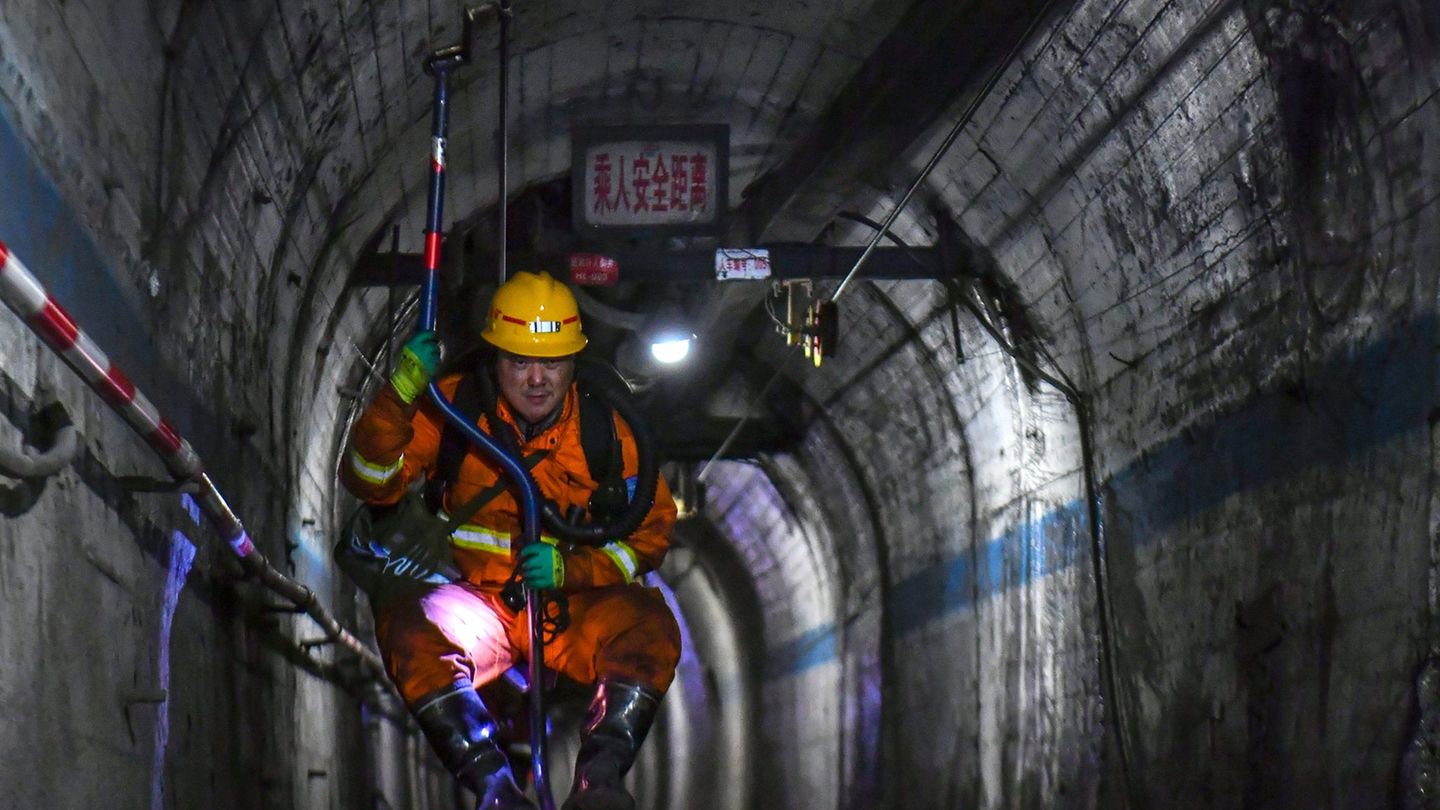 Die Rettungsarbeiten im Zuge von Chinas verheerendstem Minenunglück seit über 16 Jahren sind nach wie vor im Gange. Foto: Cao Ya