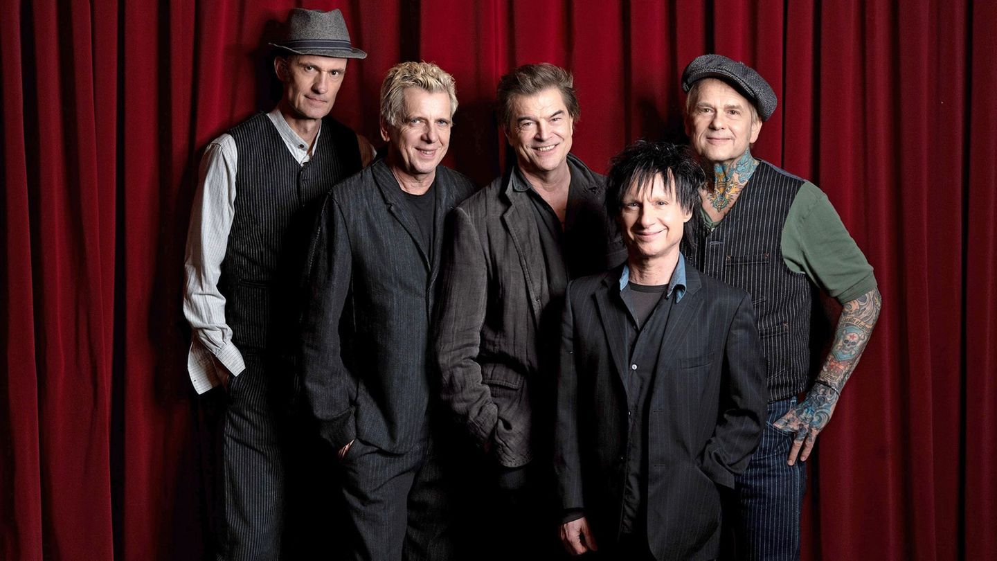 Die Toten Hosen: Breiti, Andi, Campino, Vom und Kuddel stehen zusammen für ein Pressefoto. Der Dokumentarfilm "Die Toten Hosen -