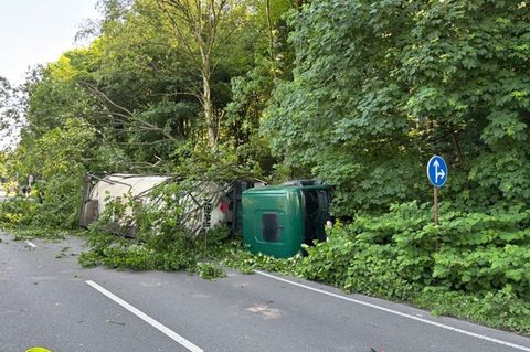 Mehr als 20 Stunden hat es gedauert, den Gefahrguttransporter zu bergen. Foto: -/Feuerwehr Gladbeck/dpa