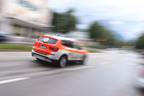 Die vier Verletzten wurden von den Rettungskräften in eine Klinik gebracht. (Symbolbild) Foto: Karl-Josef Hildenbrand/dpa