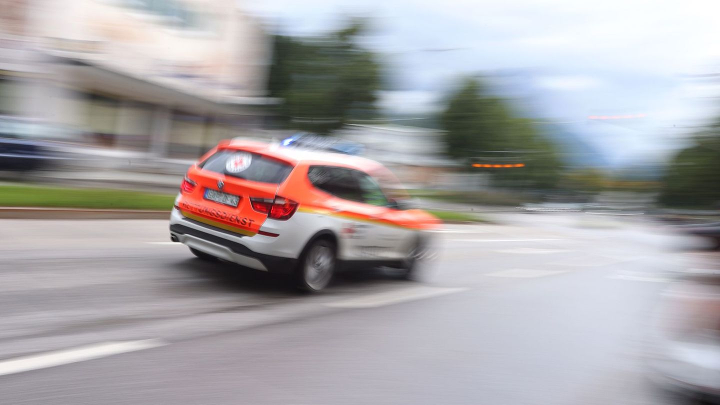 Die vier Verletzten wurden von den Rettungskräften in eine Klinik gebracht. (Symbolbild) Foto: Karl-Josef Hildenbrand/dpa