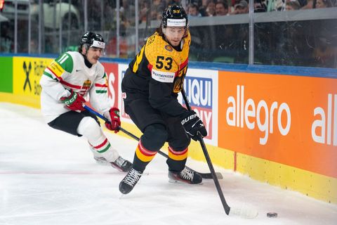 NHL-Star Moritz Seider (r) spricht nach dem drohenden deutschen Vorrunden-Aus Klartext. Foto: Claudio Thoma/KEYSTONE/dpa