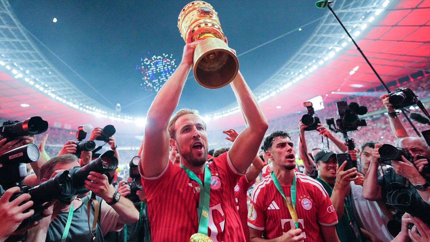 Harry Kane jubelt mit dem DFB-Pokal. Foto: Michael Kappeler/dpa
