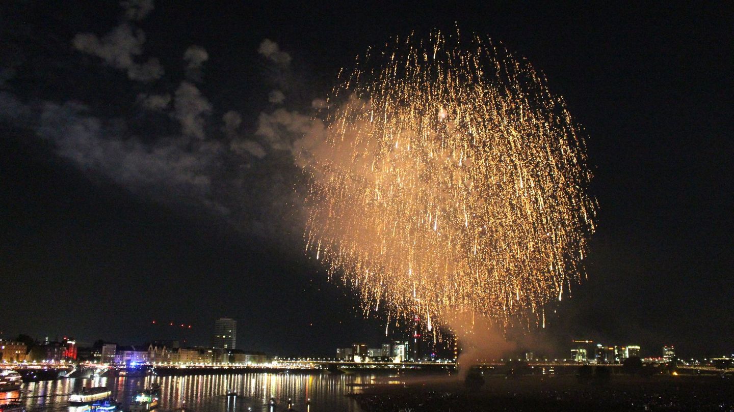 Das japanische Feuerwerk zum Abschluss des Japan-Tages in Düsseldorf explodiert über der Stadt. Foto: Volker Danisch, dpa