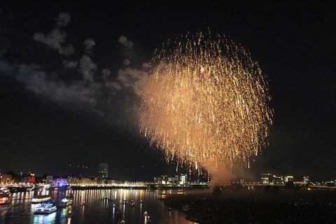 Das japanische Feuerwerk zum Abschluss des Japan-Tages in Düsseldorf explodiert über der Stadt. Foto: Volker Danisch, dpa