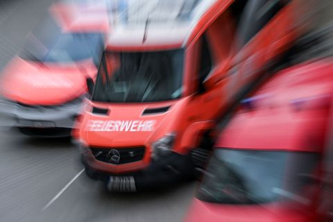 Vier Bewohner des Hauses mussten von den Einsatzkräften der Feuerwehr befreit werden. (Symbolbild) Foto: Jens Kalaene/dpa