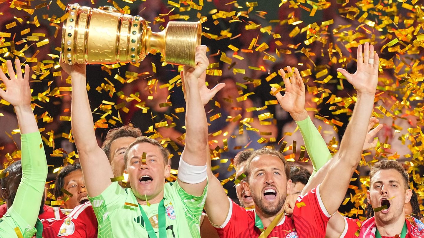 Manuel Neuer stemmt den DFB-Pokal in die Höhe. Foto: Michael Kappeler/dpa