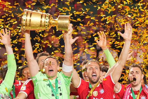 Manuel Neuer stemmt den DFB-Pokal in die Höhe. Foto: Michael Kappeler/dpa