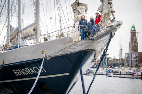 Die 38 Jugendlichen der "High Seas High School" sind nach sieben Monaten auf See wieder in Bremerhaven eingetroffen. (Archivbild