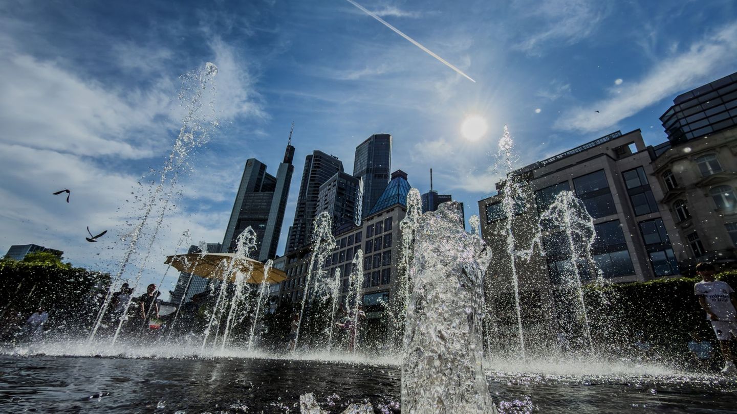 Summer in the City: Frankfurt sucht Abkühlung. Foto: Andreas Arnold/dpa
