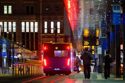 Der Fahrgastverband Pro Bahn warnt vor Nachteilen für Pendler und Schichtarbeiter durch die geplanten Einschnitte im Chemnitzer