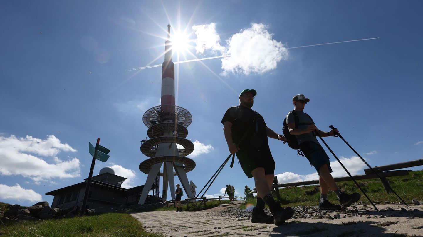 Das schöne Wetter am Pfingstsamstag lud zu Ausflügen ein - wie hier am Brocken. In Sachsen, Sachsen-Anhalt und in Thüringen war