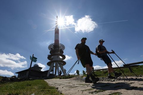 Das schöne Wetter am Pfingstsamstag lud zu Ausflügen ein - wie hier am Brocken. In Sachsen, Sachsen-Anhalt und in Thüringen war