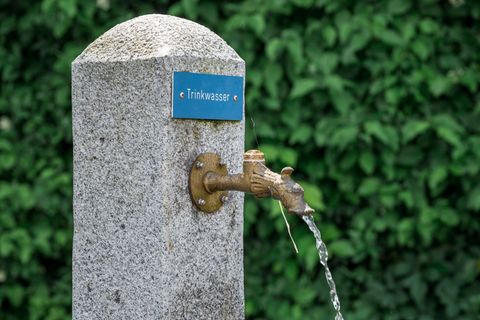 Auch ein simpler Trinkwasserbrunnen kann an heißen Tagen schon Linderung bieten. (Symbolfoto) Foto: Daniel Vogl/dpa