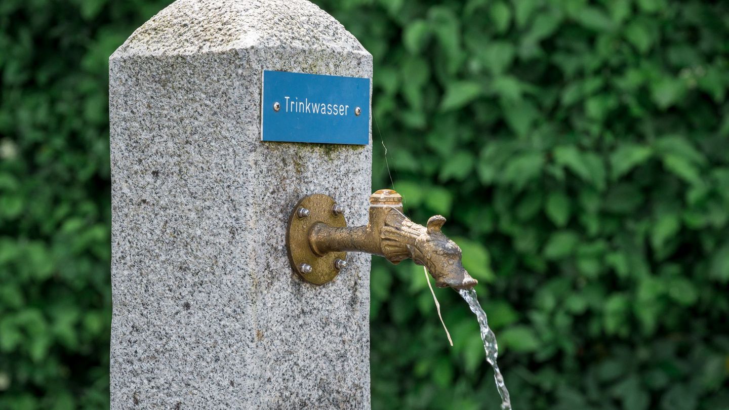 Auch ein simpler Trinkwasserbrunnen kann an heißen Tagen schon Linderung bieten. (Symbolfoto) Foto: Daniel Vogl/dpa