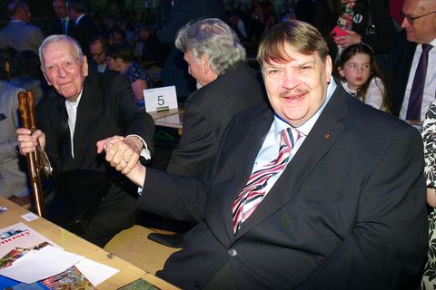Bernd Posselt (r), Sprecher der Sudetendeutschen Volksgruppe, mit dem Schriftsteller Milan Uhde (l), dem diesjährigen Preisträge