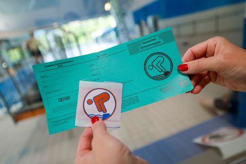 Ohne Abzeichen kein Zugang für Kinder im Westfalenbad in Hagen. Foto: Thomas Banneyer/dpa