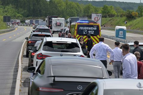 Hinter der Unfallstelle bildete sich ein Stau. In diesem befand sich auch eine Hochzeitsgesellschaft. (Archivbild von Samstag) F
