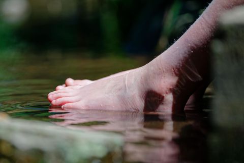 Auch eine Abkühlung im Wasser kann bei Hitze guttun. (Archivbild) Foto: Uwe Anspach/dpa