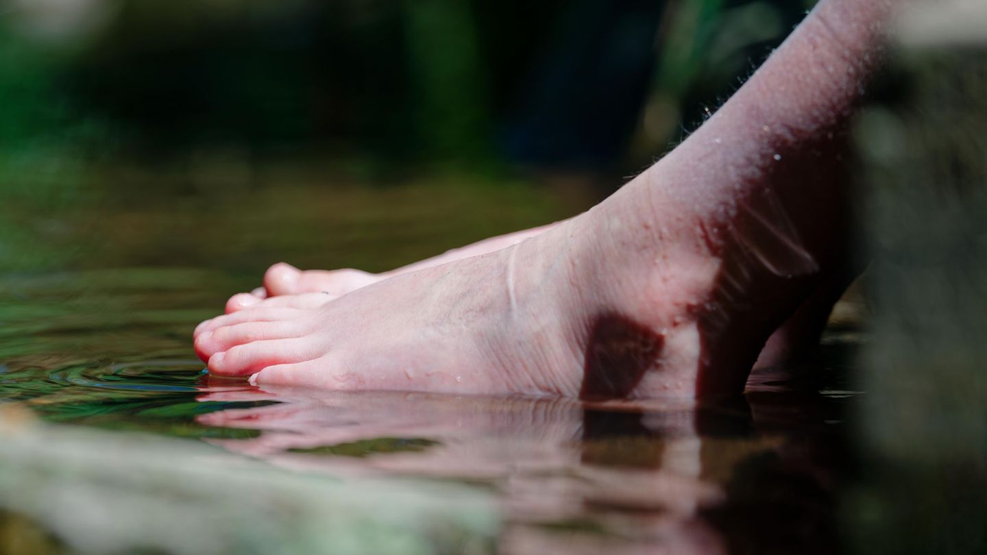 Auch eine Abkühlung im Wasser kann bei Hitze guttun. (Archivbild) Foto: Uwe Anspach/dpa