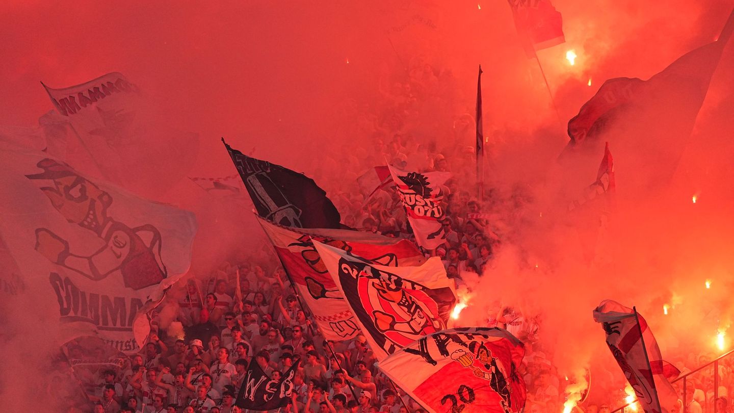 Fans zünden beim Pokalfinale Pyrotechnik. Foto: Michael Kappeler/dpa
