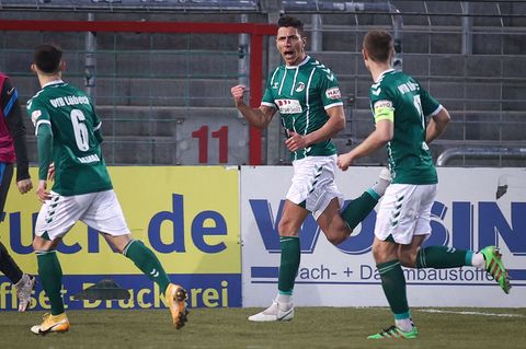 Soufian Benyamina (M), der aktuell in Greifswald unter Vertrag steht, soll zum HFC wechseln. (Archivbild) Foto: Christian Charis
