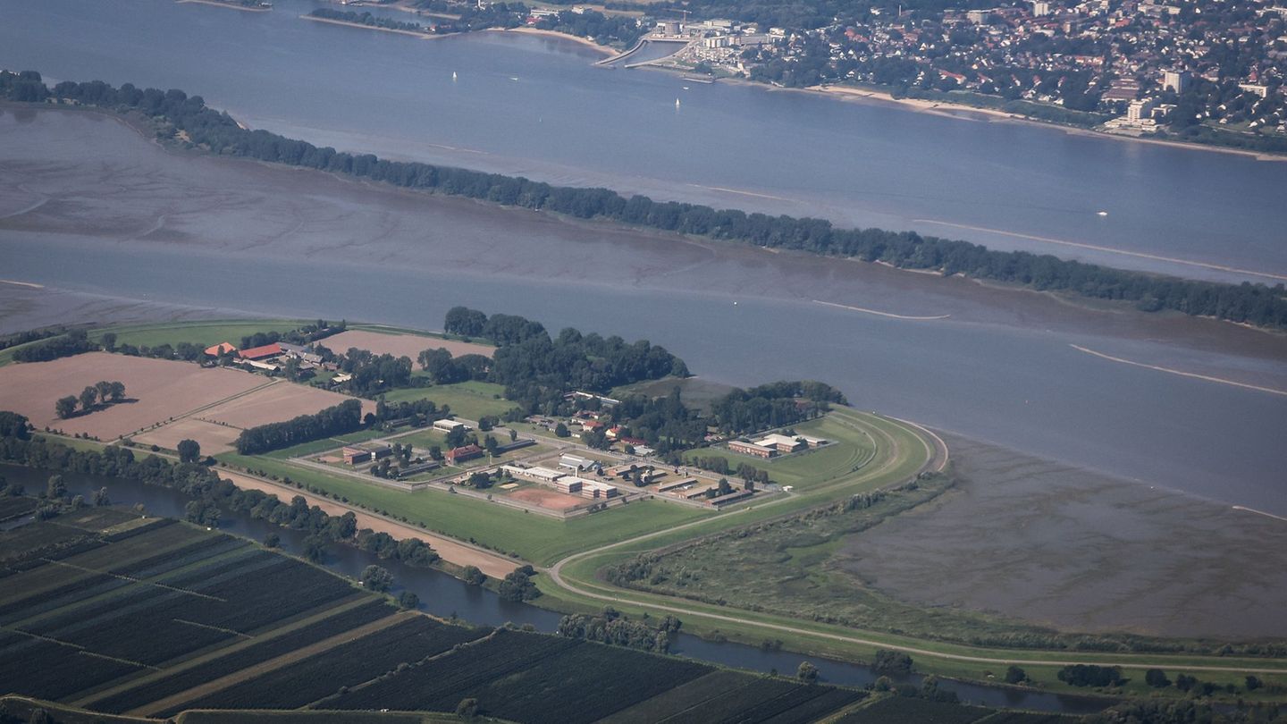 Die Justizvollzugsanstalt Hahnöversand liegt auf einer Insel in der Elbe. (Archivbild) Foto: Christian Charisius/dpa