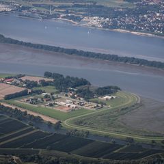 Die Justizvollzugsanstalt Hahnöversand liegt auf einer Insel in der Elbe. (Archivbild) Foto: Christian Charisius/dpa