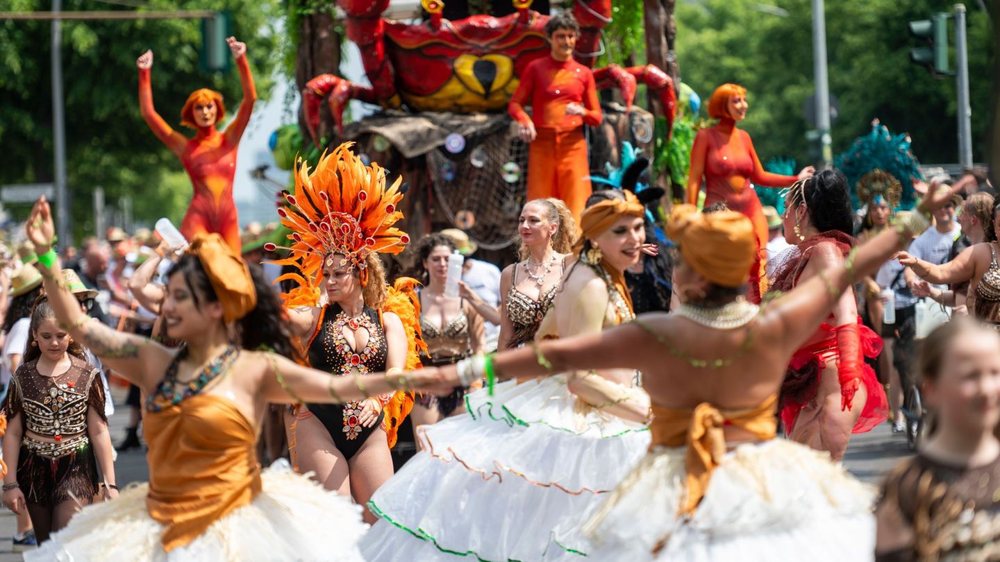 Berlin feiert den Karneval der Kulturen. Foto: Christophe Gateau/dpa