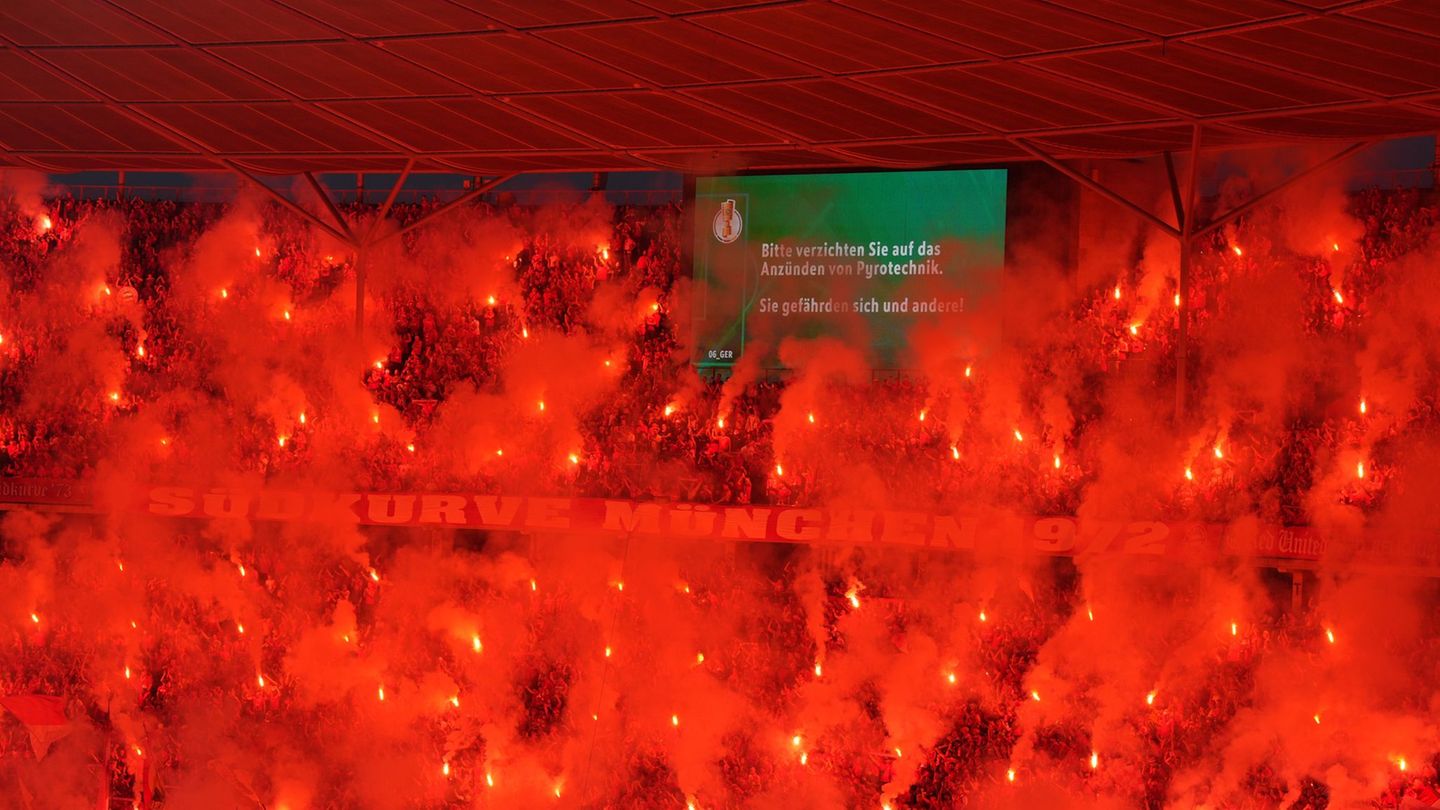 Fans zünden beim DFB-Pokalfinale Pyrotechnik. Foto: Soeren Stache/dpa