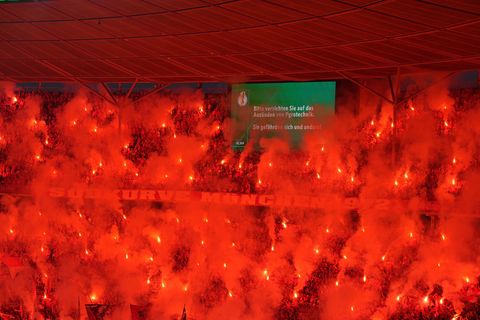 Fans zünden beim DFB-Pokalfinale Pyrotechnik. Foto: Soeren Stache/dpa