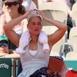 Paris, Frankreich. Marta Kostyuk aus der Ukraine hält sich bei den French Open einen Eisbeutel auf den Kopf. Zum Auftakt des Tennisturniers erreichen die Temperaturen in der französischen Hauptstadt am Pfingstsonntag tagsüber mehr als 30 Grad.