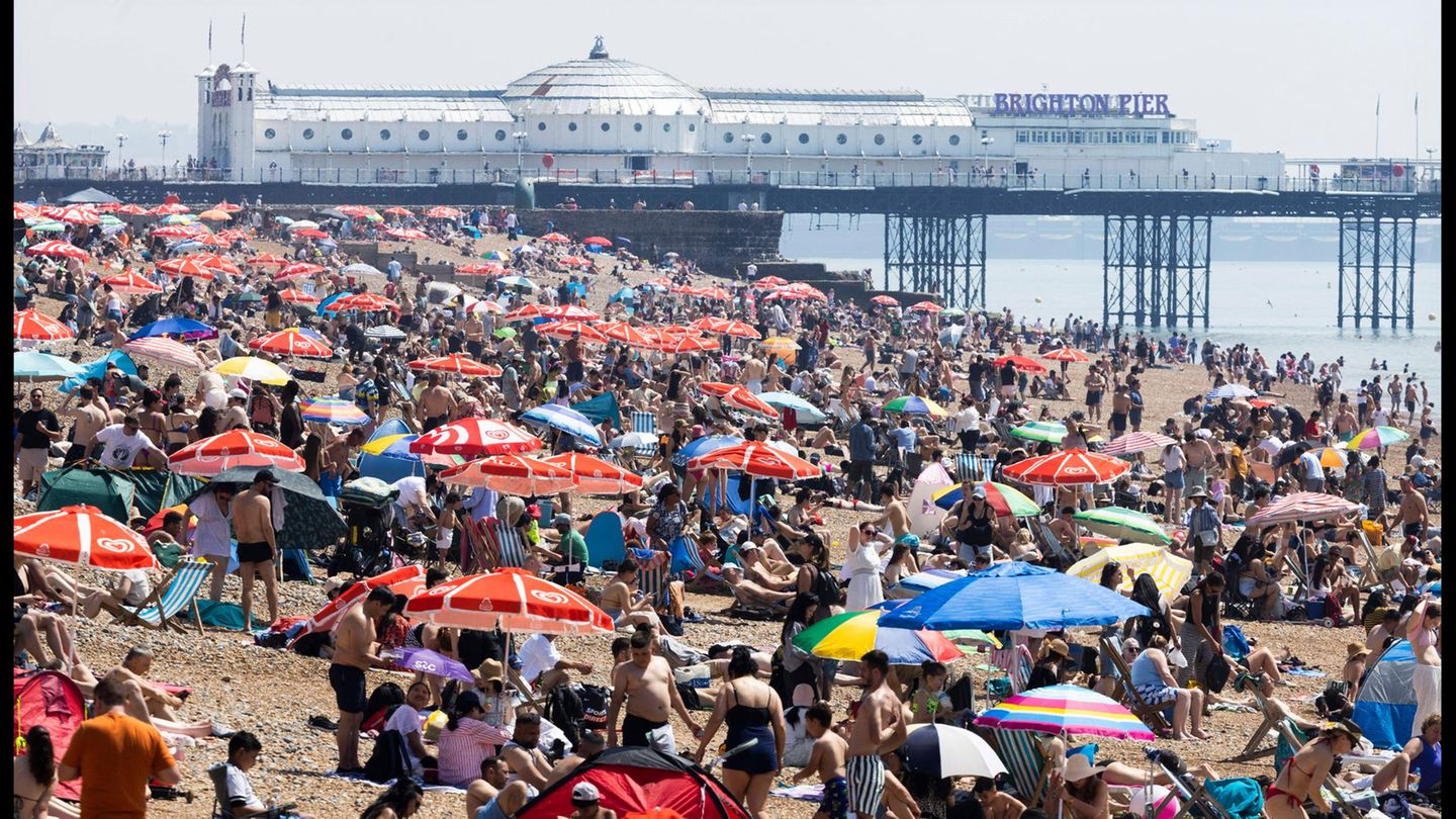 Brighton, England. Auch das Vereinigte Königreich erreicht die Hitzewelle. Die Menschen suchen Abkühlung – wie hier am Strand von Brighton im Süden des Landes.